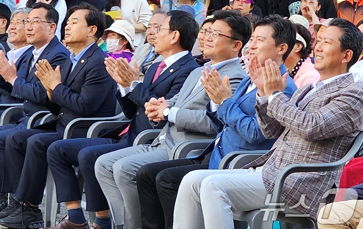 5일 구미시청앞 복개천 송정맛길에서 열린 구미푸드페스티벌에서 김장호 구미시장과 구자근·강명구 의원, 박효상 시의장 등 내빈이 박수를 치고 있다. 축제는 오는 6일까지 열린다. 2024.10.5/뉴스1 ⓒ News1 정우용 기자