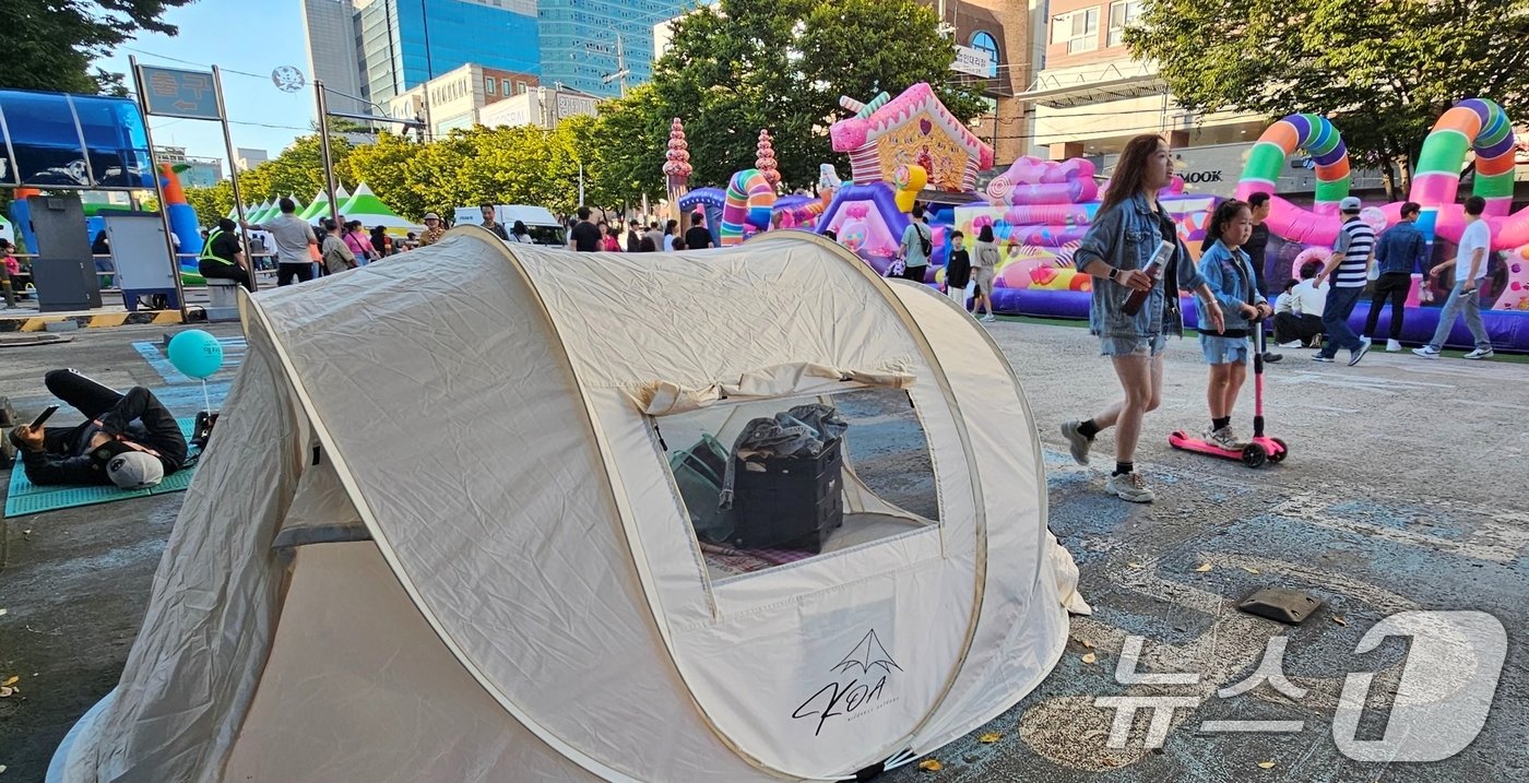 5일 구미시청앞 복개천 송정맛길에서 열린 구미푸드페스티벌장에 한 시민이 텐트를 치고 축제를 즐기고 있다. 2024.10.5/뉴스1 ⓒ News1 정우용 기자