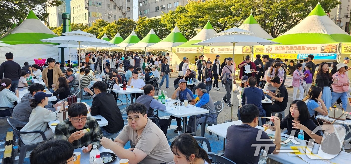 5일 구미시청앞 복개천 송정맛길에서 열린 구미푸드페스티벌장에 마련된 식탁에서 방문객들이 음식을 사서 먹으며 축제를 즐기고 있다. 2024.10.5/뉴스1 ⓒ News1 정우용 기자