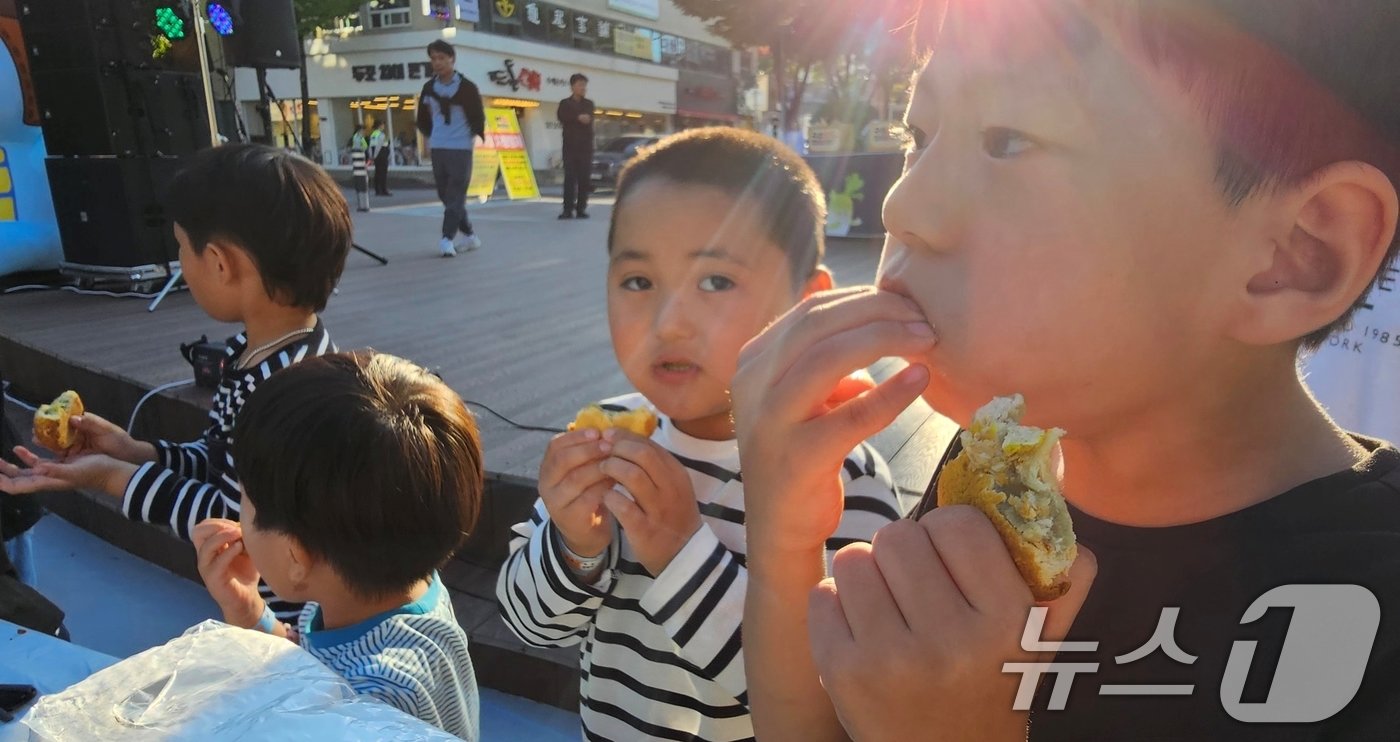 5일 구미시청앞 복개천 송정맛길에서 열린 구미푸드페스티벌 베이쿠미 빵 빨리 먹기대회에 참여한 어린이들이 빵을 먹고 있다. 축제는 오는 6일까지 열린다. 2024.10.5/뉴스1 ⓒ News1 정우용 기자