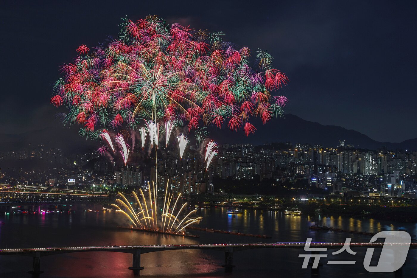 본문 이미지 - 5일 밤 서울 여의도 한강공원 일대에서 열린 &#39;2024 서울세계불꽃축제&#39;에서 화려한 불꽃이 밤하늘을 수놓고 있다. 2024.10.5/뉴스1 ⓒ News1 민경석 기자