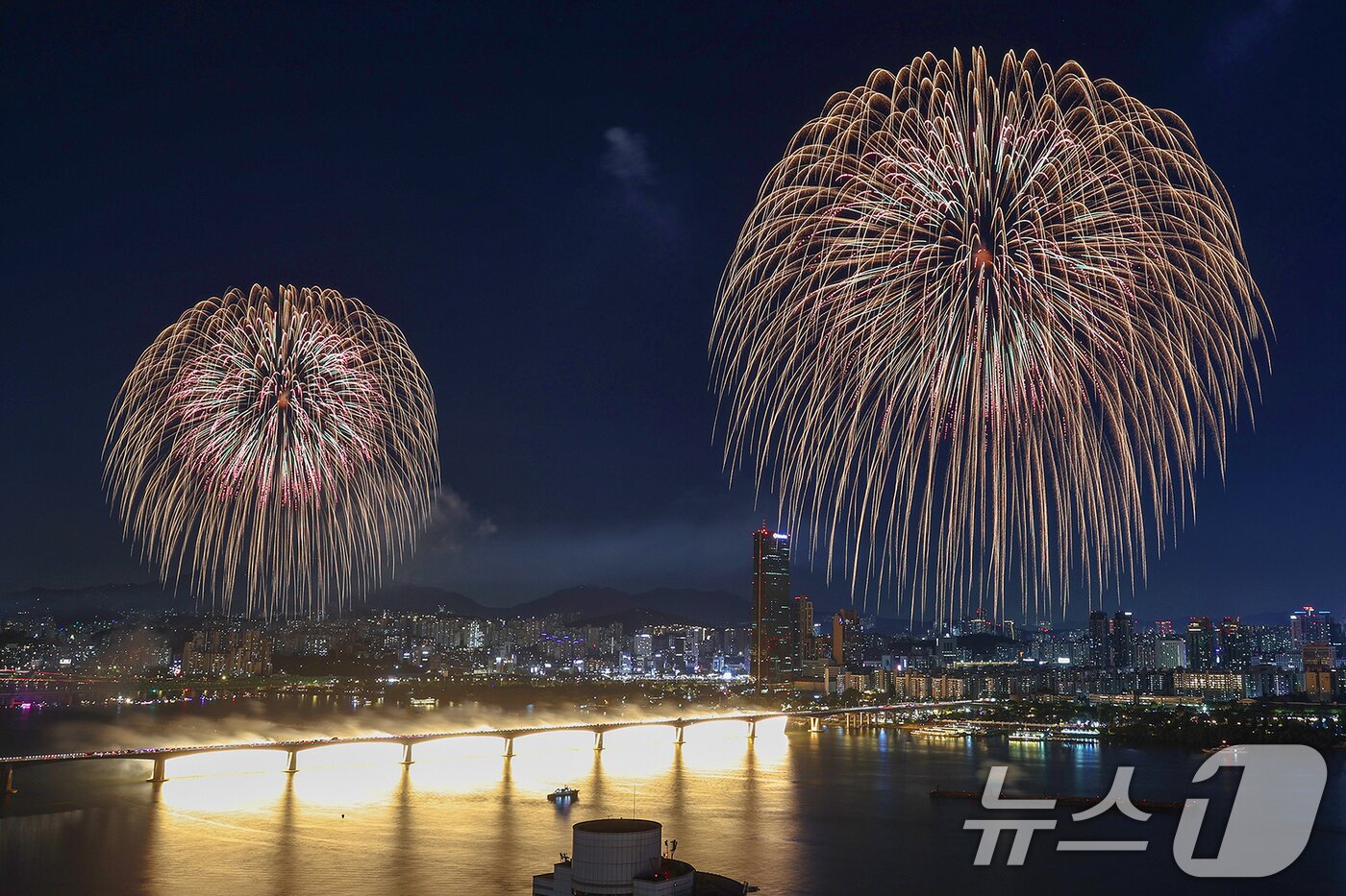 본문 이미지 - 5일 밤 서울 여의도 한강공원 일대에서 열린 &#39;2024 서울세계불꽃축제&#39;에서 화려한 불꽃이 밤하늘을 수놓고 있다. 2024.10.5/뉴스1 ⓒ News1 민경석 기자