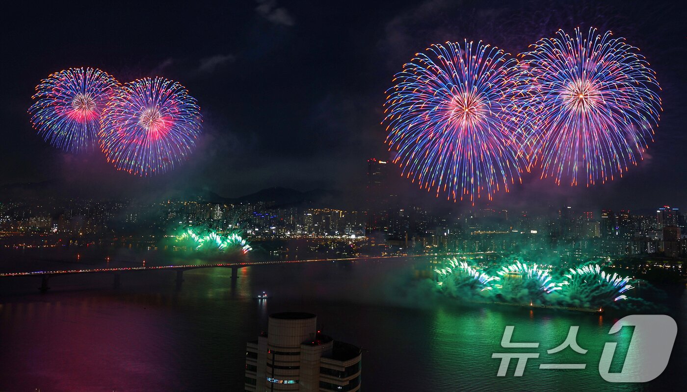 본문 이미지 - 5일 밤 서울 여의도 한강공원 일대에서 열린 &#39;2024 서울세계불꽃축제&#39;에서 화려한 불꽃이 밤하늘을 수놓고 있다. 2024.10.5/뉴스1 ⓒ News1 민경석 기자