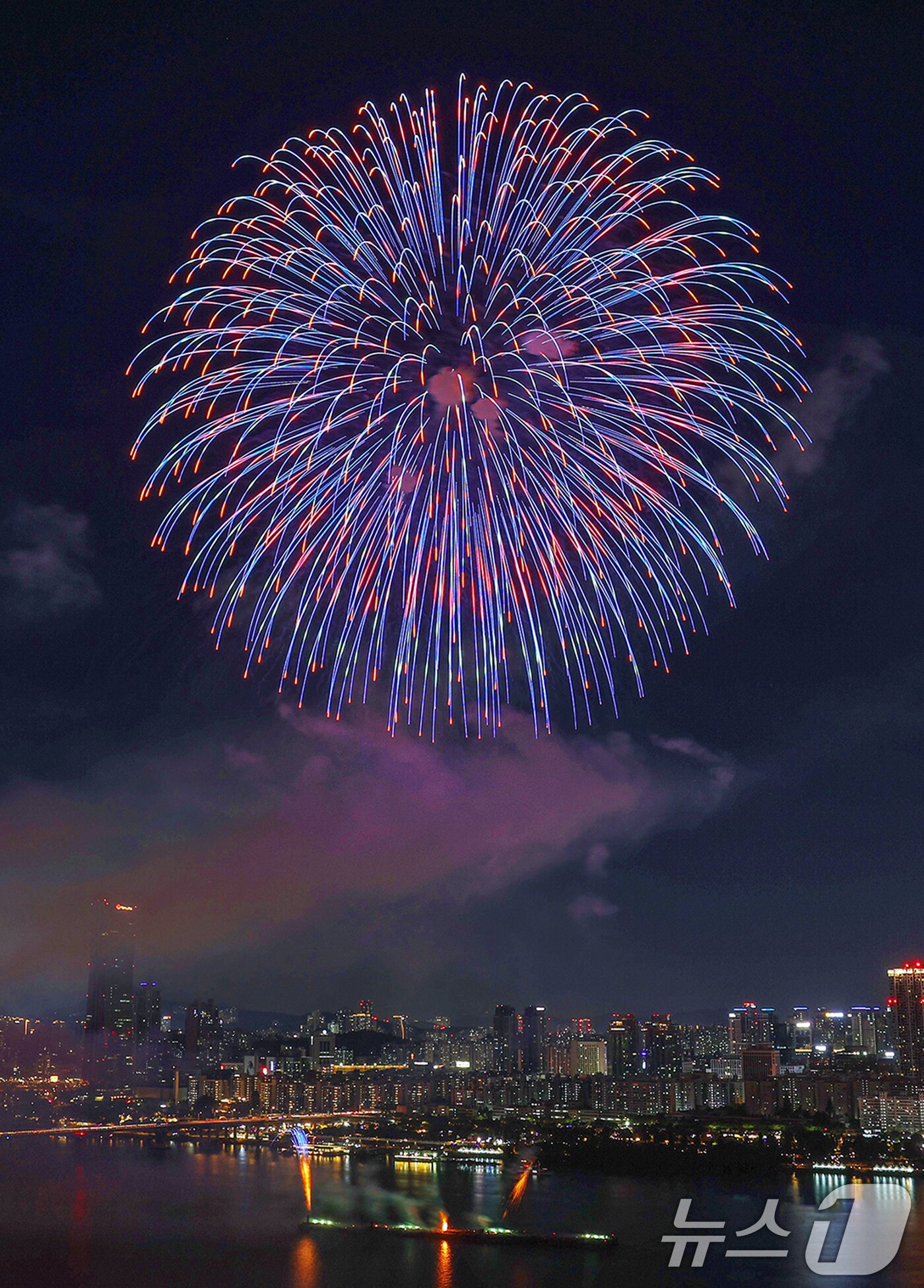 5일 밤 서울 여의도 한강공원 일대에서 열린 &#39;2024 서울세계불꽃축제&#39;에서 화려한 불꽃이 밤하늘을 수놓고 있다. 2024.10.5/뉴스1 ⓒ News1 민경석 기자