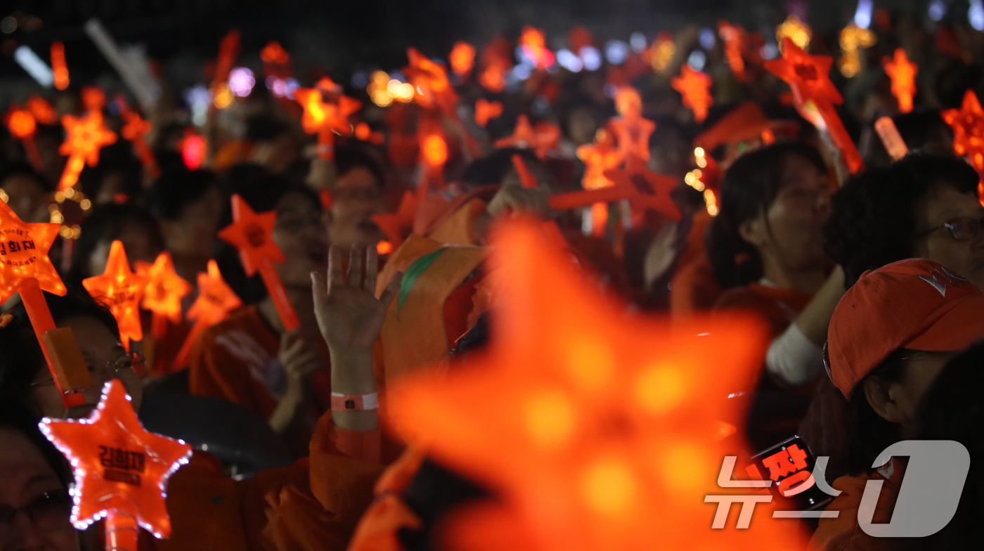 (부산=뉴스1) 권현진 기자 = 5일 부산 해운대구 해수욕장 특설 무대에서 열린 2024 K-뮤직 시즌 '굿밤 콘서트 in 부산'에서 희랑별(김희재 팬클럽)들이 김희재의 공연을 즐 …