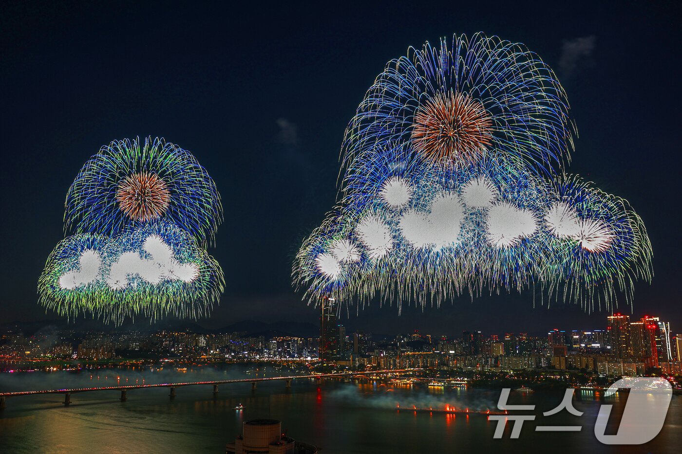 본문 이미지 - 5일 밤 서울 여의도 한강공원 일대에서 열린 &#39;2024 서울세계불꽃축제&#39;에서 화려한 불꽃이 밤하늘을 수놓고 있다. 2024.10.5/뉴스1 ⓒ News1 민경석 기자