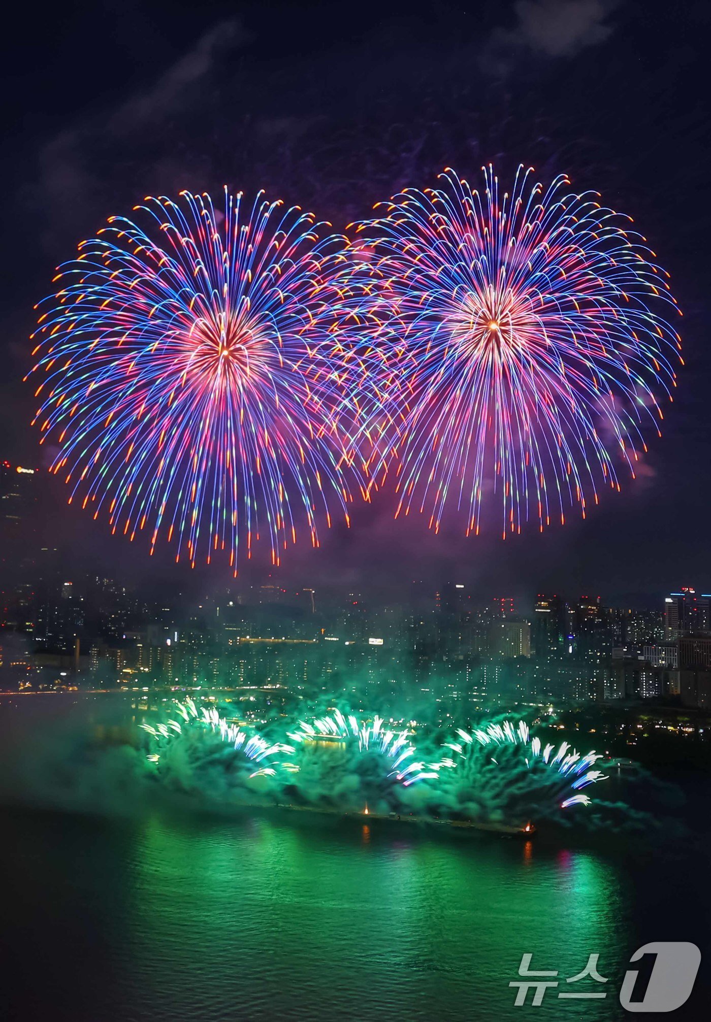 5일 밤 서울 여의도 한강공원 일대에서 열린 &#39;2024 서울세계불꽃축제&#39;에서 화려한 불꽃이 밤하늘을 수놓고 있다. 2024.10.5/뉴스1 ⓒ News1 민경석 기자