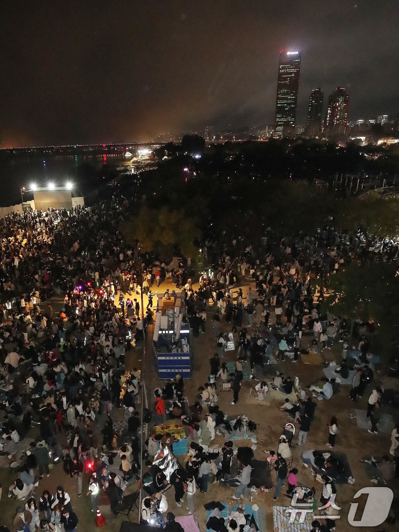 5일 오후 서울 여의도한강공원에서 서울세계불꽃축제 관람을 마친 시민들이 귀가하고 있다. 2024.10.5/뉴스1 ⓒ News1 박세연 기자