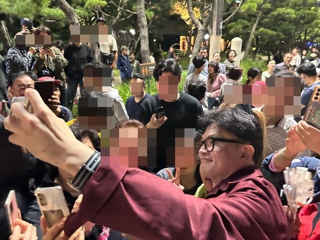 "부산 너무 사랑한다" 한동훈…지원 유세 일정 중 해운대 '깜짝 방문'