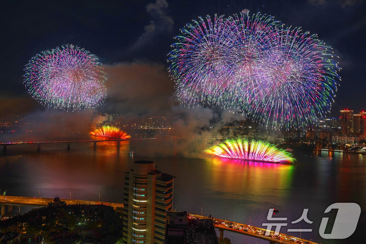 5일 밤 서울 여의도 한강공원 일대에서 열린 &#39;2024 서울세계불꽃축제&#39;에서 화려한 불꽃이 밤하늘을 수놓고 있다. 2024.10.5/뉴스1 ⓒ News1 민경석 기자