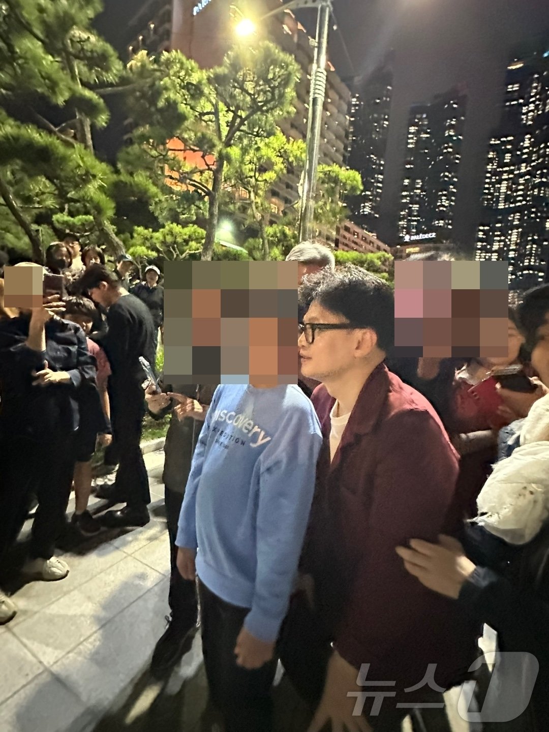 한동훈 국민의힘 대표가 5일 밤 부산 해운대해수욕장에서 시민들과 사진 촬영을 하고 있다. &#40;독자 사진 제공&#41;