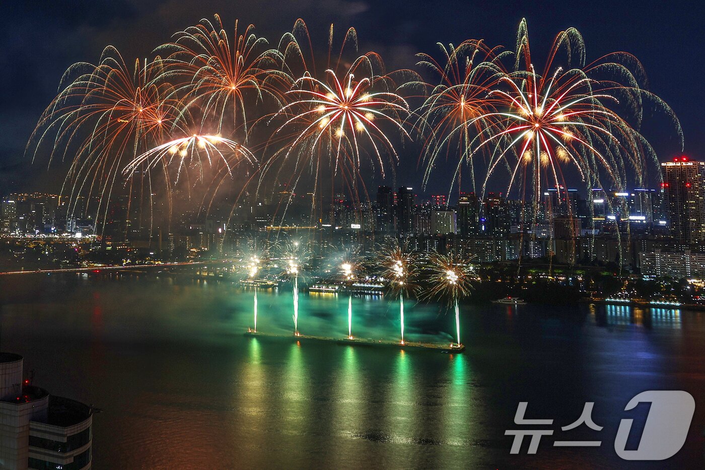 본문 이미지 - 5일 밤 서울 여의도 한강공원 일대에서 열린 &#39;2024 서울세계불꽃축제&#39;에서 화려한 불꽃이 밤하늘을 수놓고 있다. 2024.10.5/뉴스1 ⓒ News1 민경석 기자