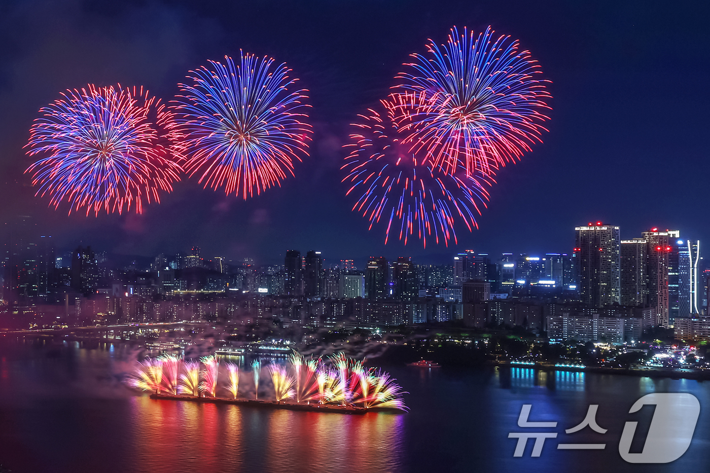 (서울=뉴스1) 민경석 기자 = 5일 밤 서울 여의도 한강공원 일대에서 열린 '2024 서울세계불꽃축제'에서 화려한 불꽃이 밤하늘을 수놓고 있다. 2024.10.5/뉴스1