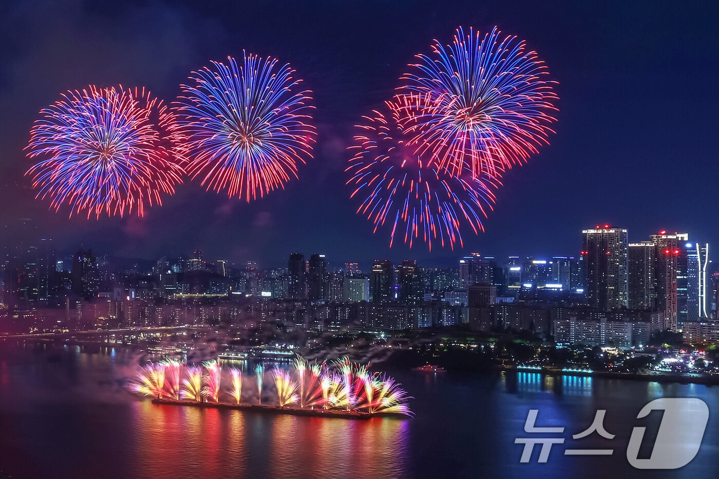 5일 밤 서울 여의도 한강공원 일대에서 열린 &#39;2024 서울세계불꽃축제&#39;에서 화려한 불꽃이 밤하늘을 수놓고 있다. 2024.10.5/뉴스1 ⓒ News1 민경석 기자