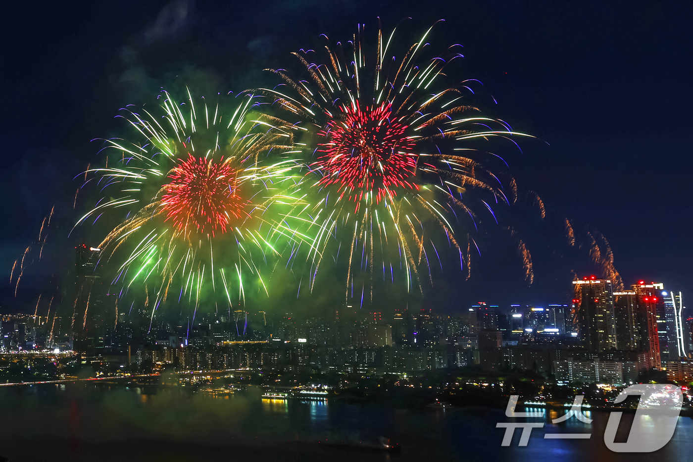 (서울=뉴스1) 민경석 기자 = 5일 밤 서울 여의도 한강공원 일대에서 열린 '2024 서울세계불꽃축제'에서 화려한 불꽃이 밤하늘을 수놓고 있다. 2024.10.5/뉴스1