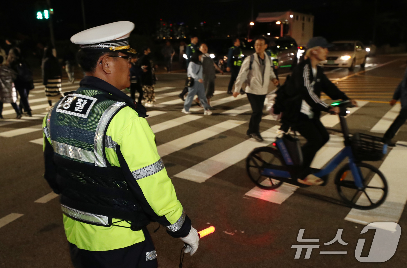 (서울=뉴스1) 박세연 기자 = 5일 서울세계불꽃축제가 끝난 후 서울 여의도한강공원에 쓰레기가 쌓여있다. 2024.10.5/뉴스1