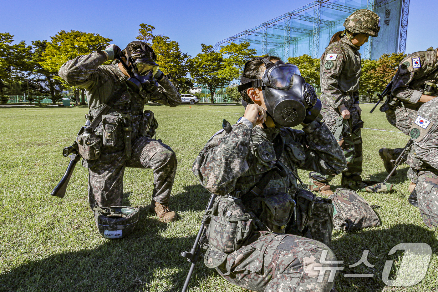 (서울=뉴스1) 민경석 기자 = 4일 서울 노원구 육군사관학교에서 열린 '제11회 화랑커맨디프 경연대회'에서 생도들이 화학탄 공격 상황을 가정해 방독면을 착용하고 있다.(육군 제공 …