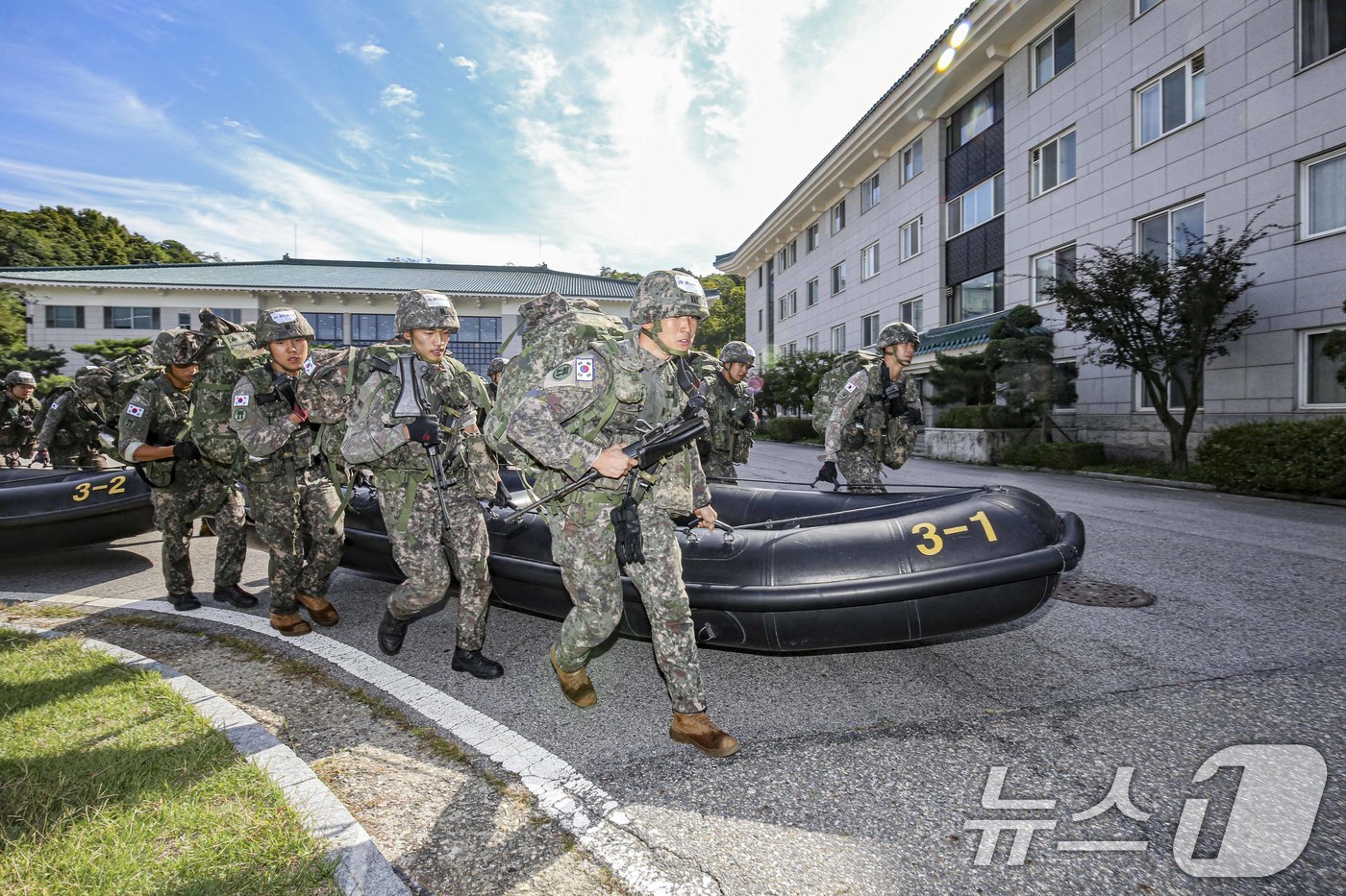 (서울=뉴스1) 민경석 기자 = 4일과 5일 서울 노원구 육군사관학교에서 열린 '제11회 화랑커맨디프 경연대회'에서 생도들이 공격 단정을 운반하고 있다.(육군 제공) 2024.10 …