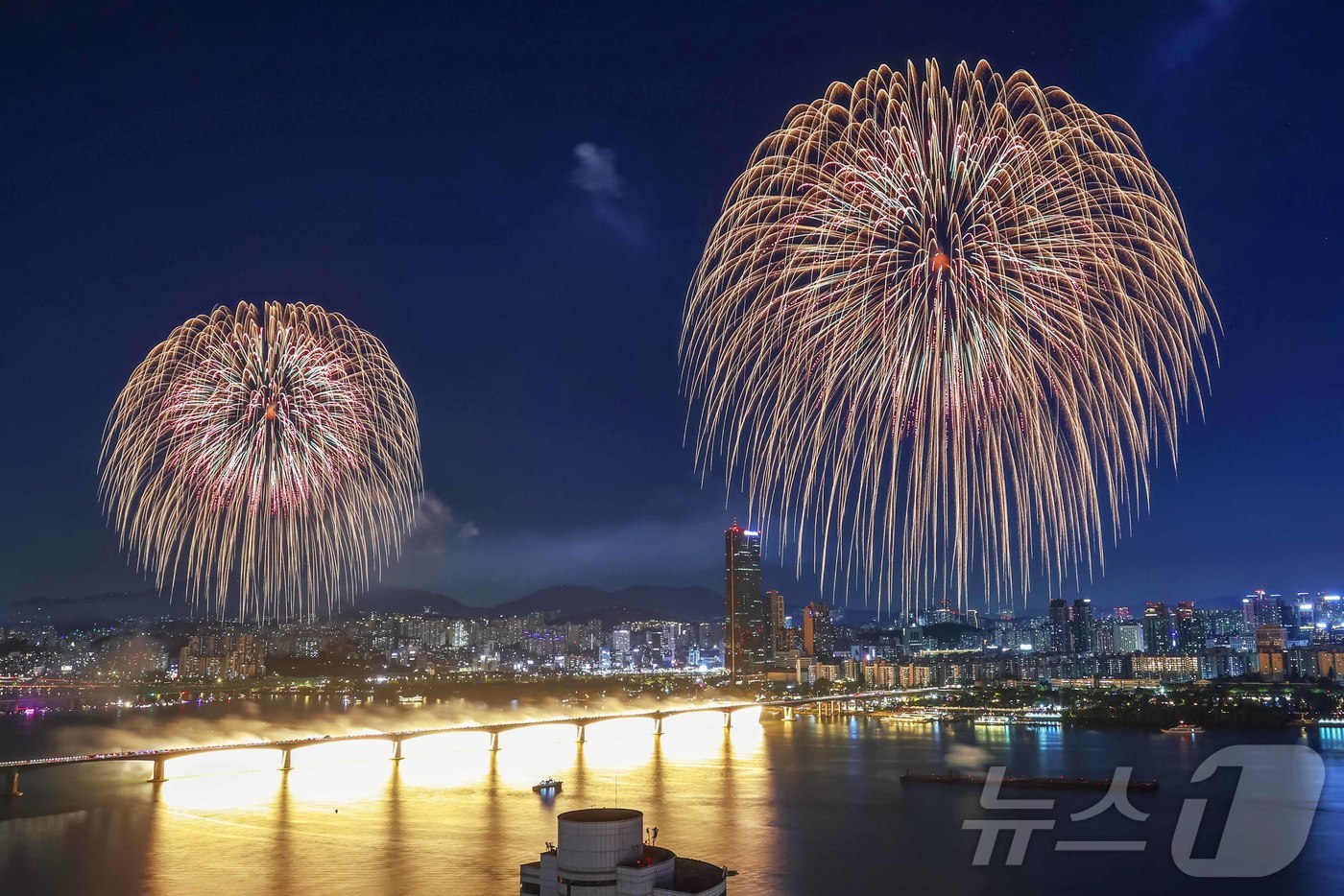 (서울=뉴스1) 민경석 기자 = 5일 밤 서울 여의도 한강공원 일대에서 열린 '2024 서울세계불꽃축제'에서 화려한 불꽃이 밤하늘을 수놓고 있다. 2024.10.6/뉴스1