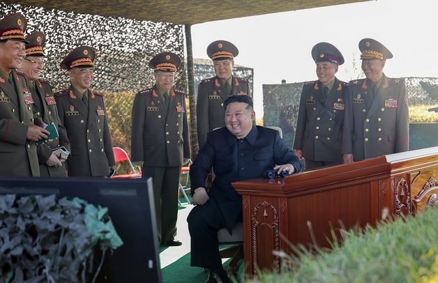 김정은, 포병학교 방문…시진핑과 '수교 75주년' 축전[데일리 북한]