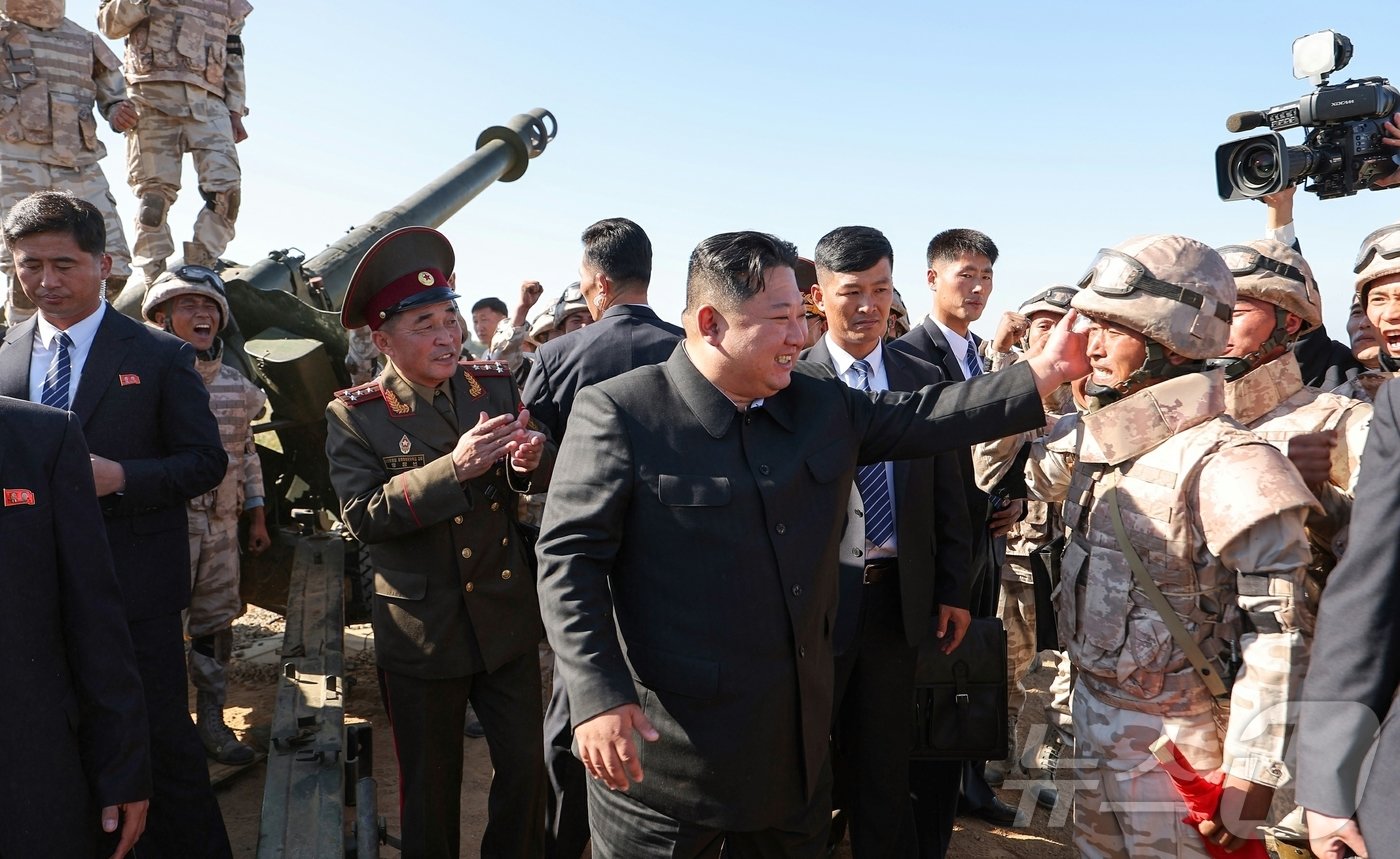 본문 이미지 - (평양 노동신문=뉴스1) = 노동당 기관지 노동신문은 지난 6일 "경애하는 김정은 동지께서 조선인민군 핵심 병종의 현역지휘관 진출을 앞둔 오진우명칭 포병종합군관학교 제75기 졸업생들의 포실탄 사격훈련을 지도하시였다"라고 보도했다. [국내에서만 사용가능. 재배포 금지. DB 금지. For Use Only in the Republic of Korea. Redistribution Prohibited] rodongphoto@news1.kr