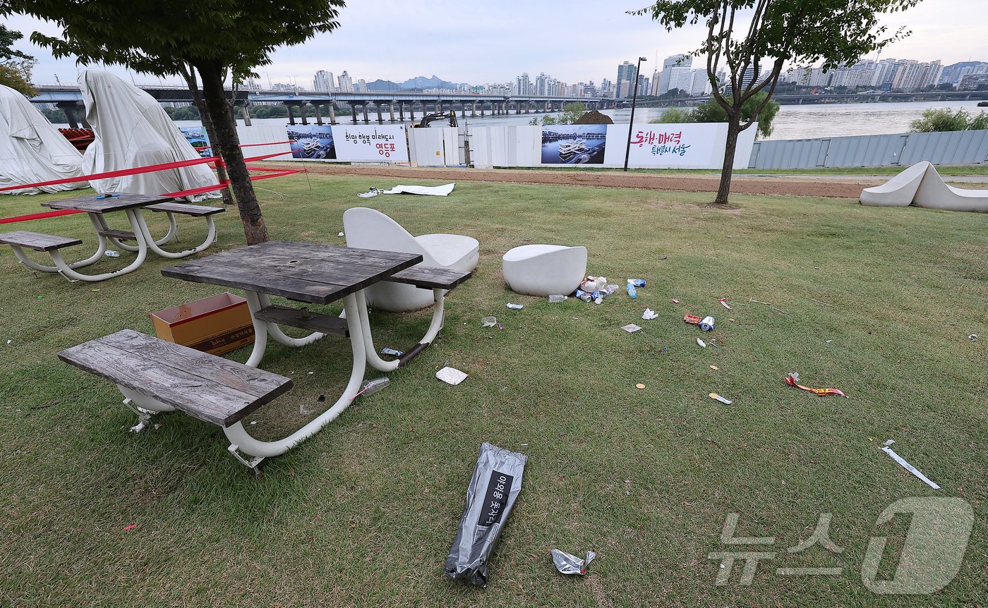 본문 이미지 - 2024 서울세계불꽃축제 다음 날인 6일 오전 서울 영등포구 여의도 한강공원 잔디밭에 일부 관람객들이 버리고 간 쓰레기로 지저분한 모습을 보이고 있다. 2024.10.6/뉴스1 ⓒ News1 김진환 기자