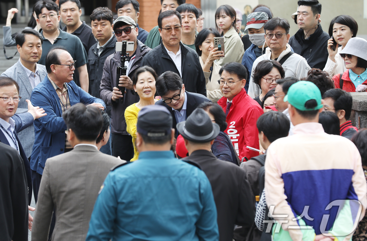 (부산=뉴스1) 윤일지 기자 = 한동훈 국민의힘 대표가 6일 오전 부산 금정구 남산성당 앞에서 윤일현 금정구청장 후보 지지를 호소하고 있다. 2024.10.6/뉴스1