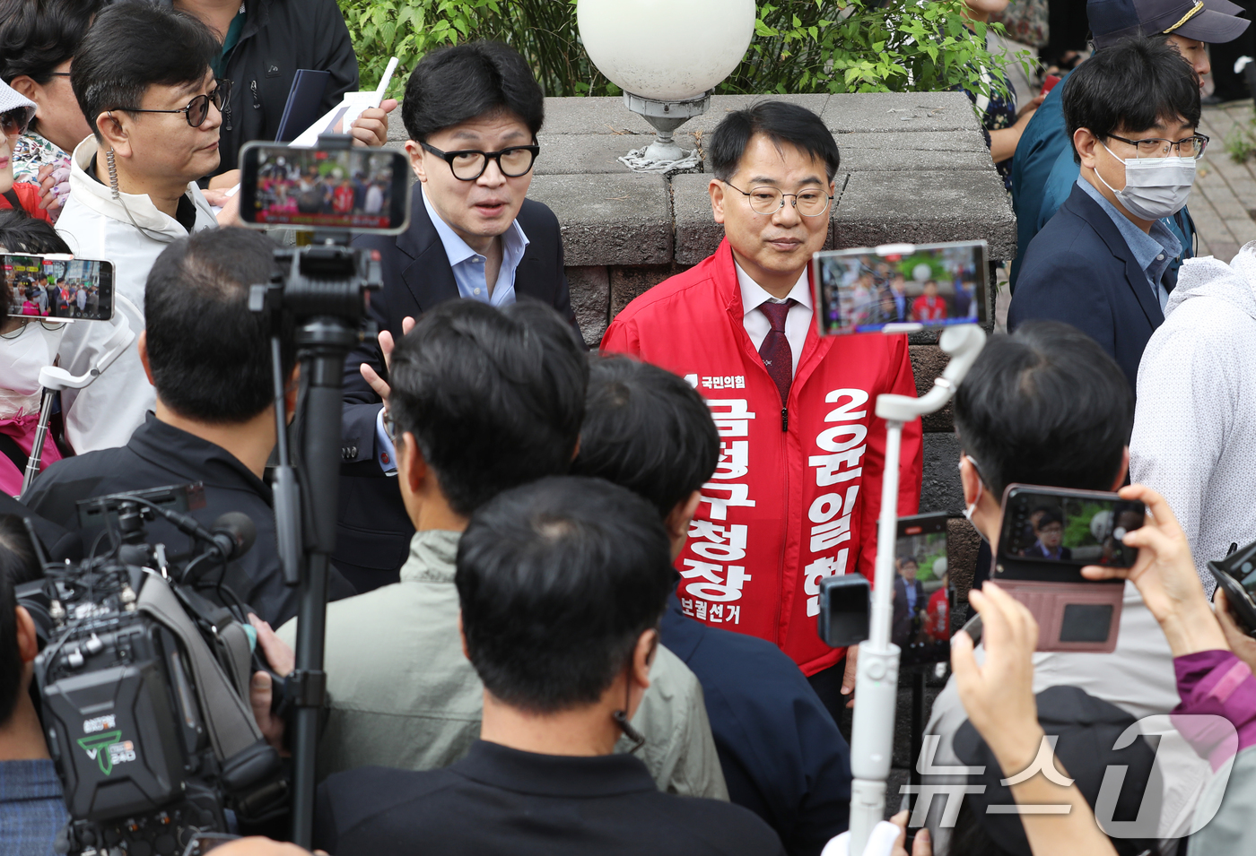 (부산=뉴스1) 윤일지 기자 = 한동훈 국민의힘 대표가 6일 오전 부산 금정구 남산성당 앞에서 윤일현 금정구청장 후보 지지를 호소하고 있다. 2024.10.6/뉴스1