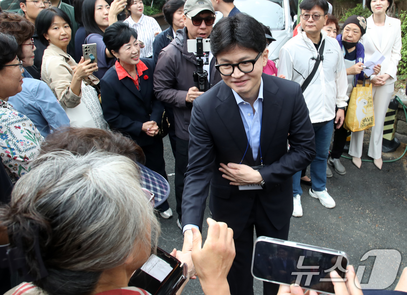 (부산=뉴스1) 윤일지 기자 = 한동훈 국민의힘 대표가 6일 오전 부산 금정구 남산성당 앞에서 윤일현 금정구청장 후보 지지를 호소하고 있다. 2024.10.6/뉴스1