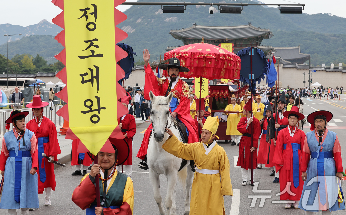 (서울=뉴스1) 이동해 기자 = '2024년 정조대왕 능행차' 퍼레이드 행렬이 6일 서울 광화문광장 앞으로 지나가고 있다.정조대왕 능행차 재현행사는 을묘년(1795년) 정조대왕이 …