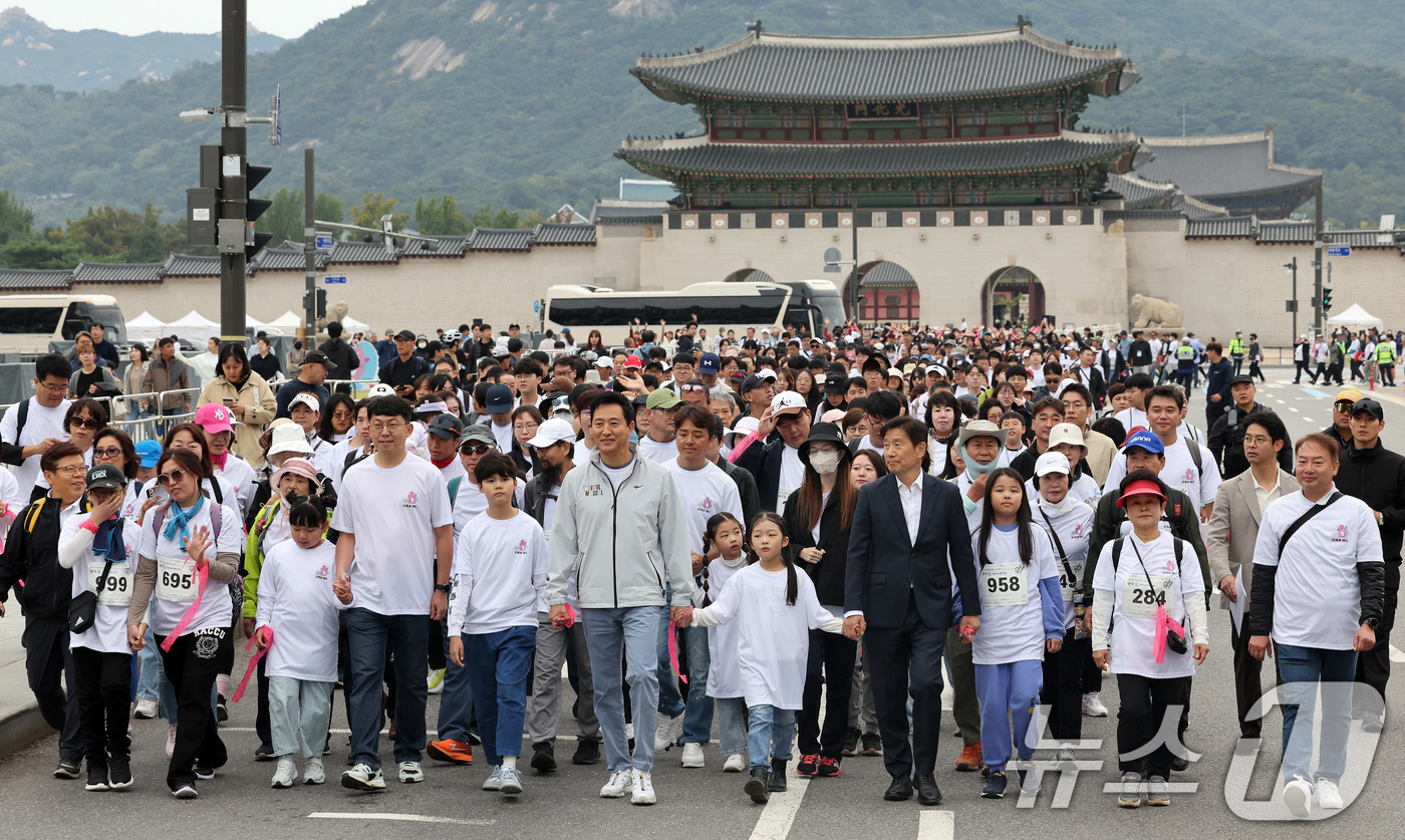 (서울=뉴스1) 이동해 기자 = '2024년 정조대왕 능행차' 행사가 열린 6일 서울 광화문광장 앞으로 오세훈 서울시장을 비롯한 시민들이 퍼레이드 행렬을 따라가고 있다.정조대왕 능 …