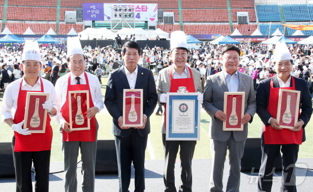 본문 이미지 - 5일 전주종합경기장 특설무대에서 대형비빔퍼포먼스가 진행되고 있다. 이날 행사에는 시민과 관광객 등 1963명이 참석했다.(전주시 제공)/뉴스1