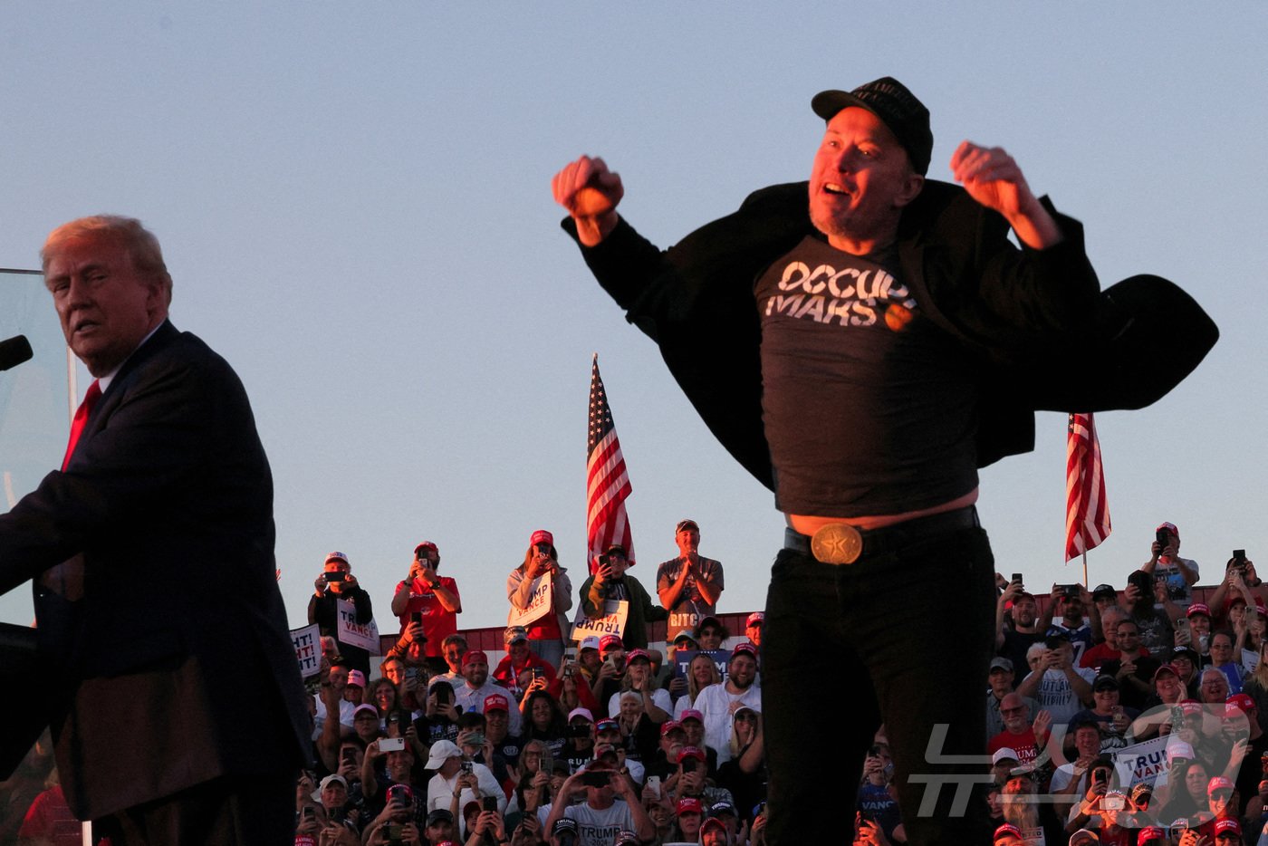 본문 이미지 - 5일&#40;현지시간&#41; 미국 공화당 대선후보인 도널드 트럼프 전 대통령&#40;왼쪽&#41;의 선거 유세에 참석한 일론 머스크 테슬라 최고경영자&#40;CEO&#41;가 몸을 흔들고 있다. 이날 선거유세가 열린 펜실베이니아주 버틀러는 지난 7월 13일 트럼프 전 대통령에 대한 피습 사건이 발생한 곳이다. 2024.10.05 ⓒ 로이터=뉴스1 ⓒ News1 김지완 기자