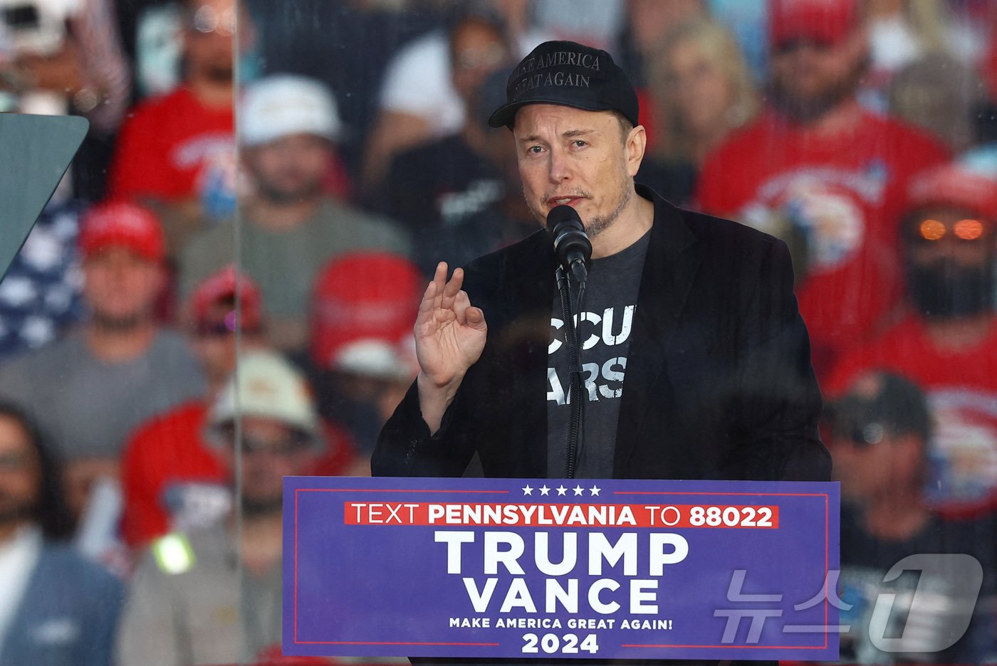 본문 이미지 - 5일&#40;현지시간&#41; 미국 공화당 대선후보인 도널드 트럼프 전 대통령의 선거 유세에서 일론 머스크 테슬라 최고경영자&#40;CEO&#41;가 연설하고 있다. ⓒ 로이터=뉴스1 ⓒ News1 김지완 기자