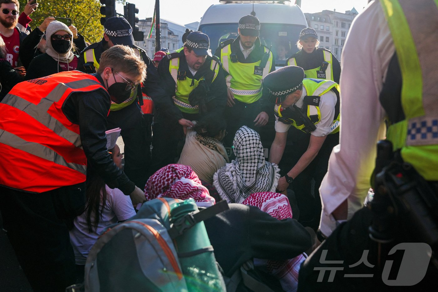 본문 이미지 - 5일(현지시간) 영국 런던에서 팔레스타인을 지지하는 시위대가 경찰의 밴 차량을 막아서고 있다. 2024.10.05 ⓒ 로이터=뉴스1 ⓒ News1 김지완 기자