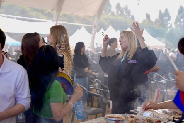 본문 이미지 - 증평인삼골축제 찾은 와국인.(증평군 제공)/뉴스1