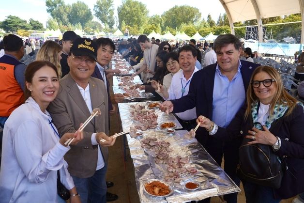 "홍삼포크삼겹살 맛있어요"…외국인 사로잡은 증평인삼골축제