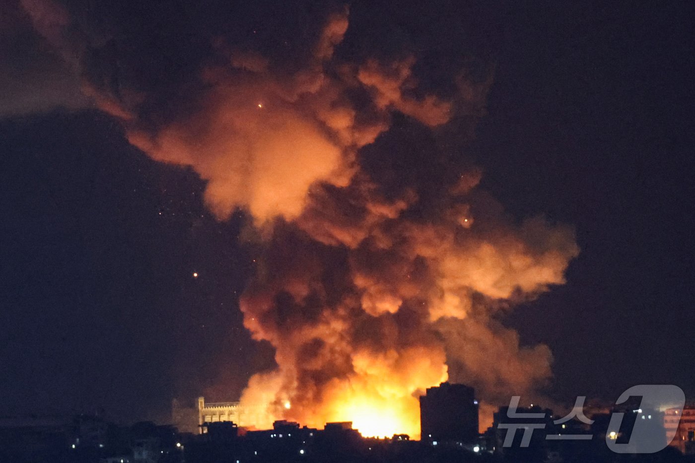 본문 이미지 - 5일(현지시간) 레바논 남부 신엘필에서 바라본 이스라엘의 폭격으로 화염과 연기에 휩싸인 베이루트의 한 건물 모습. 2024.10.05 ⓒ 로이터=뉴스1 ⓒ News1 김지완 기자