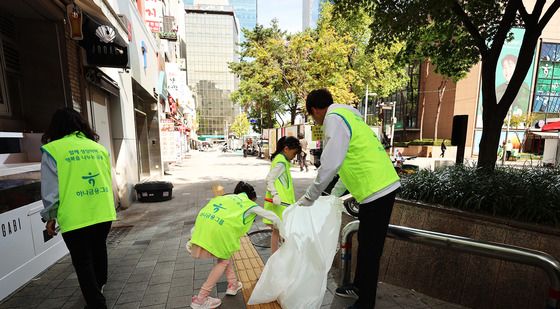 하나금융그룹, 깨끗한 명동 거리를 만들기 위한 '줍깅'