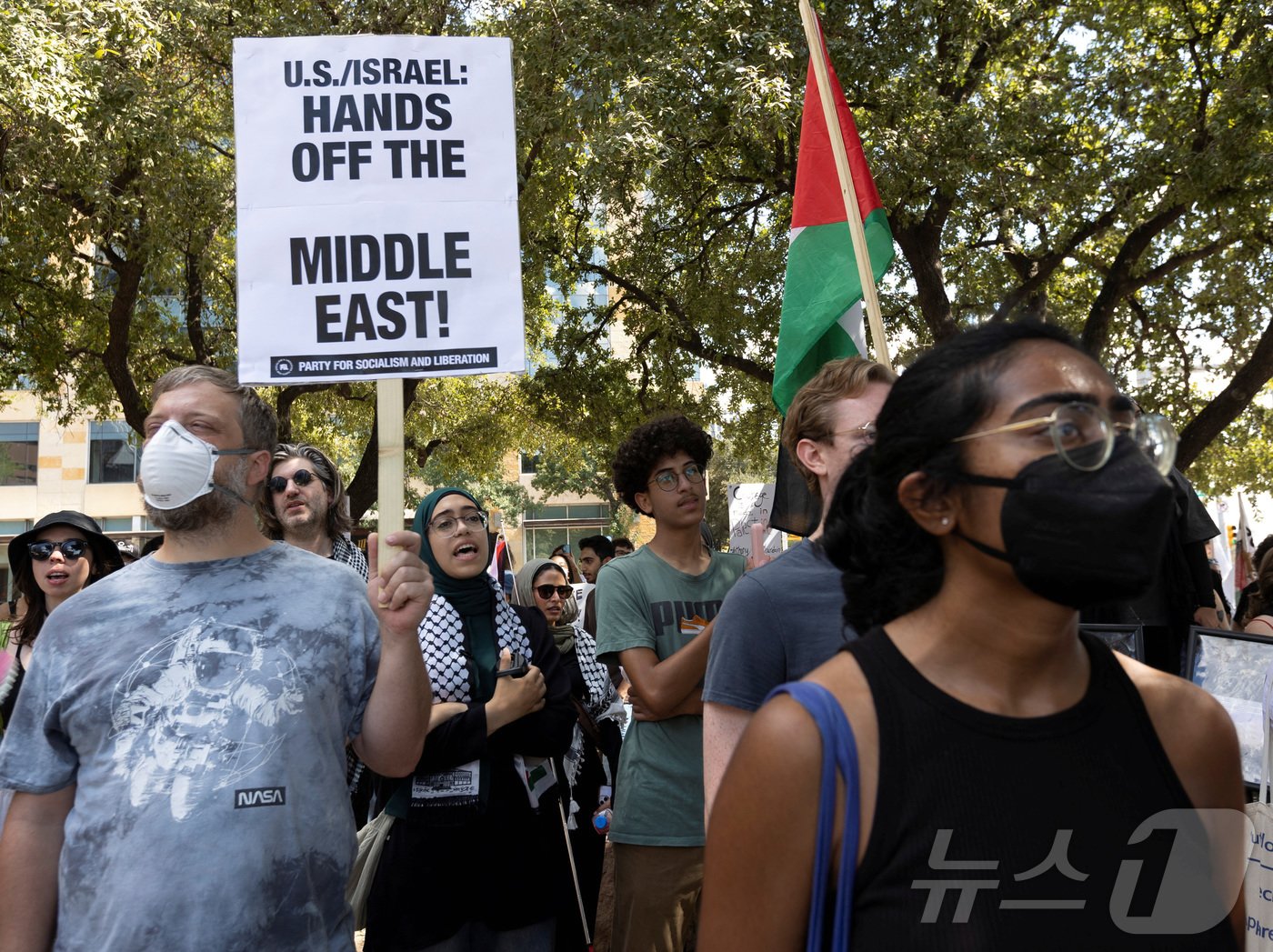 본문 이미지 - 5일(현지시간) 미국 텍사스주 오스틴에서 열린 팔레스타인 지지 시위에서 한 참가자가 "미국과 이스라엘은 중동에서 손 떼라＂는 문구가 적힌 팻말을 들고 있다. 2024.10.05 ⓒ 로이터=뉴스1 ⓒ News1 김지완 기자