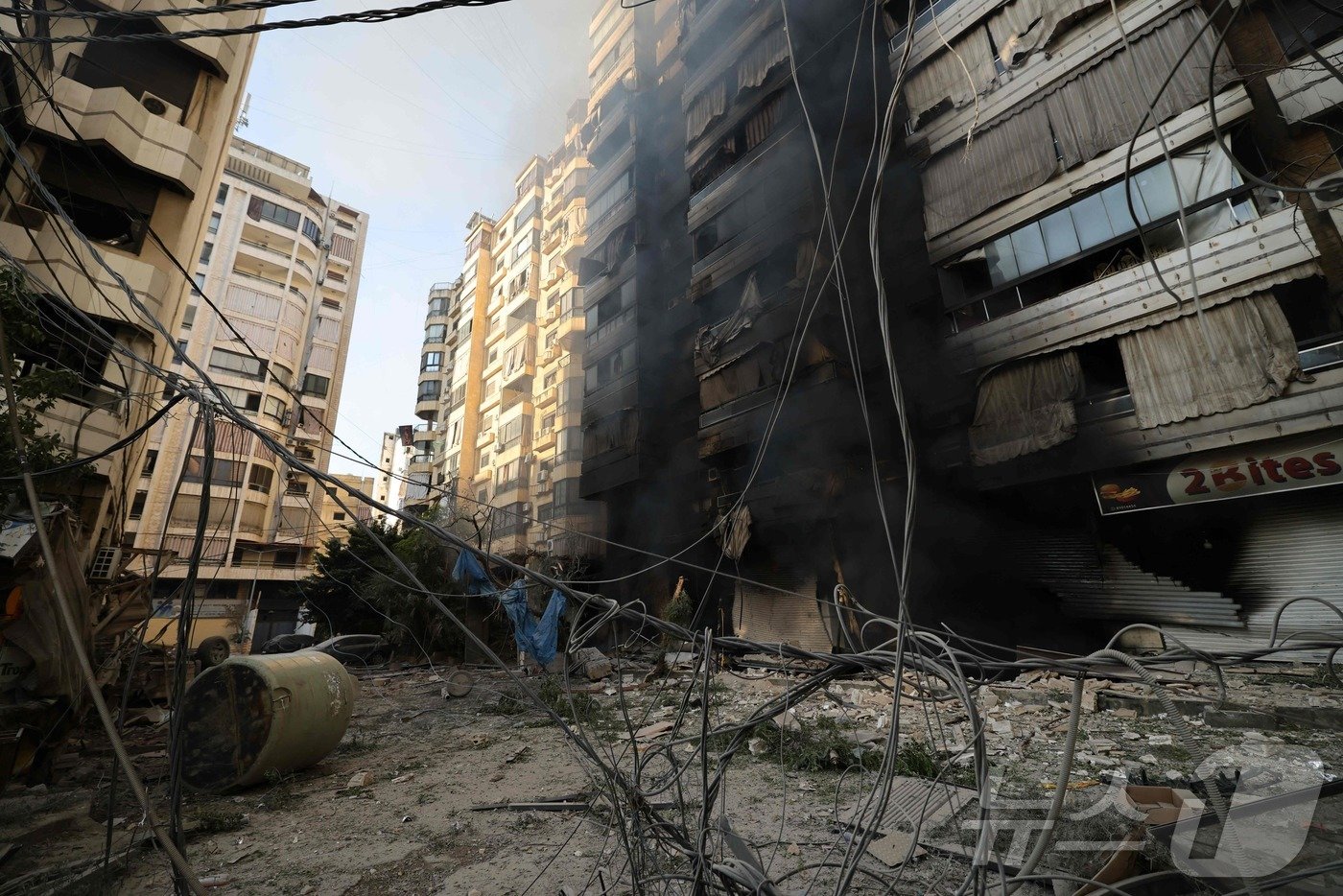 본문 이미지 - 5일(현지시간) 레바논 수도 베이루트의 한 건물이 이스라엘의 공습으로 인해 폐허로 변한 모습. 2024.10.05 ⓒ AFP=뉴스1 ⓒ News1 김지완 기자