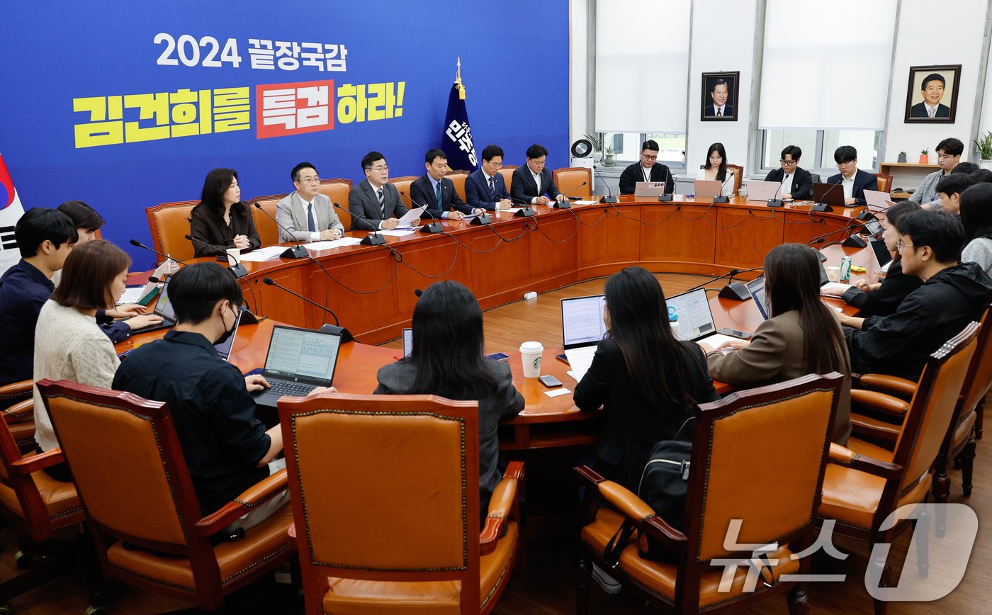 본문 이미지 - 박찬대 더불어민주당 원내대표가 6일 서울 여의도 국회에서 2024년 정기국회 국정감사 맞이 기자간담회를 하고 있다. 2024.10.6/뉴스1 ⓒ News1 안은나 기자