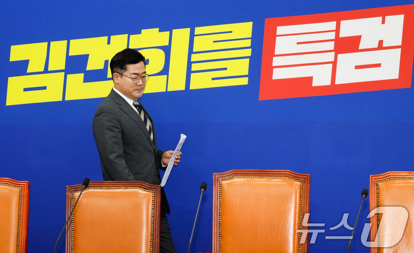 본문 이미지 - 박찬대 더불어민주당 원내대표가 6일 서울 여의도 국회에서 열린 2024년 정기국회 국정감사 맞이 기자간담회에 입장하고 있다. 2024.10.6/뉴스1 ⓒ News1 안은나 기자