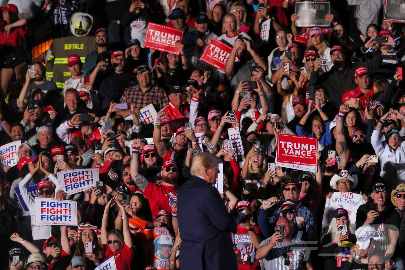 본문 이미지 - 미국 대선 공화당 후보인 도널드 트럼프 전 대통령이 5일&#40;현지시간&#41; 펜실베이니아주 버틀러에서 열린 유세에서 지지자들의 환호에 화답하는 제스처를 취하고 있다. ⓒ 로이터=뉴스1 ⓒ News1 류정민 특파원