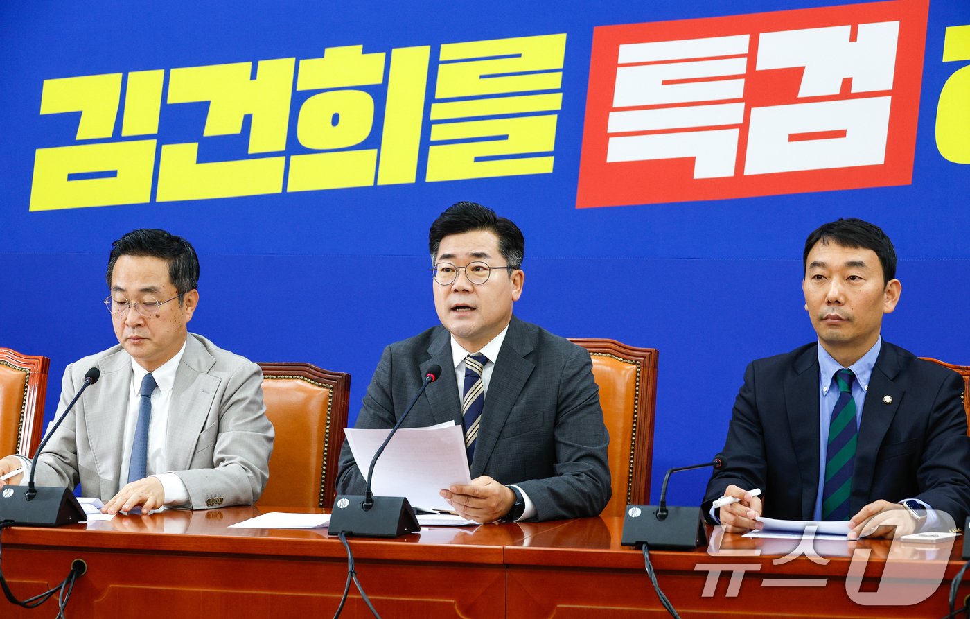 본문 이미지 - 박찬대 더불어민주당 원내대표가 6일 서울 여의도 국회에서 2024년 정기국회 국정감사 맞이 기자간담회를 하고 있다. 박 원내대표는 이번 국정감사를 △국정감사 ‘3대 기조’에 따라 △윤석열정권의 ‘6대 의혹’을 파헤치고 △민생 회생을 위한 ‘5대 대책’을 제시한다는 의미의 ‘삼육오&#40;365&#41;국감’이라 지칭하고 &#34;김건희 국정농단 의혹에 대해 전방위적 압박국감을 실시하겠다＂고 밝혔다. 2024.10.6/뉴스1 ⓒ News1 안은나 기자