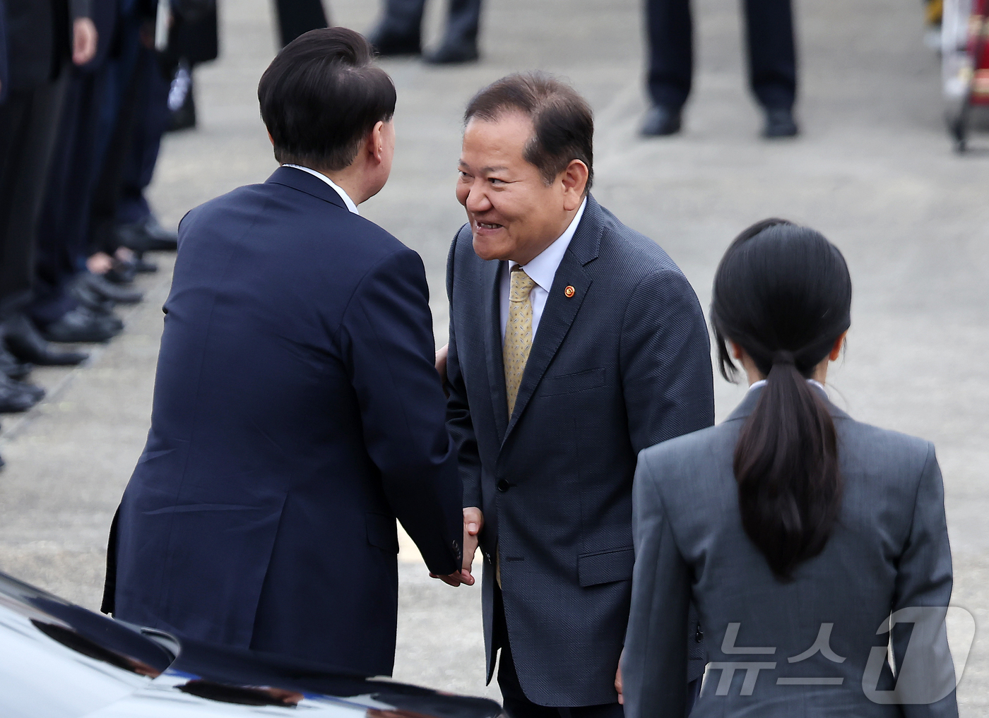 (성남=뉴스1) 김진환 기자 = 윤석열 대통령이 6일 오전 경기 성남 서울공항에서 필리핀과 싱가포르 국빈 방문과 라오스에서 열리는 한·아세안(ASEAN·동남아시아국가연합) 정상회의 …