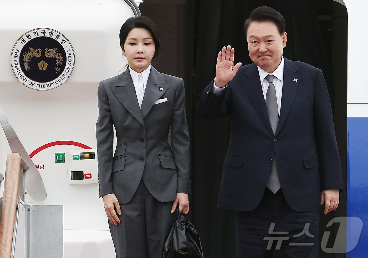본문 이미지 - 윤석열 대통령과 김건희 여사가 6일 오전 경기 성남 서울공항에서 필리핀과 싱가포르 국빈 방문과 라오스에서 열리는 한·아세안(ASEAN·동남아시아국가연합) 정상회의 참석차 출국하기 위해 공군 1호기에 올라 인사하고 있다. 2024.10.6/뉴스1 ⓒ News1 김진환 기자