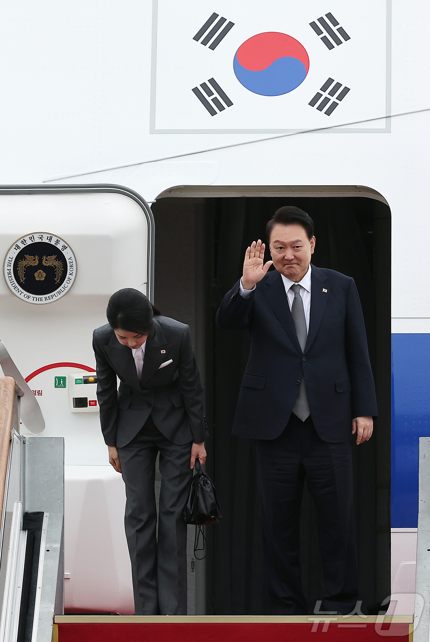 (성남=뉴스1) 김진환 기자 = 윤석열 대통령과 김건희 여사가 6일 오전 경기 성남 서울공항에서 필리핀과 싱가포르 국빈 방문과 라오스에서 열리는 한·아세안(ASEAN·동남아시아국가 …