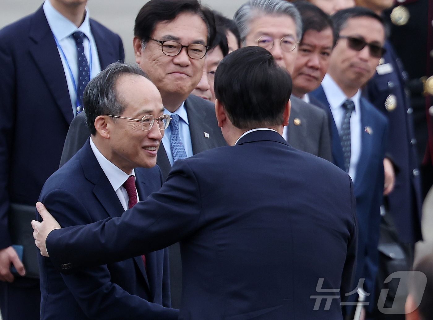 (성남=뉴스1) 김진환 기자 = 윤석열 대통령이 6일 오전 경기 성남 서울공항에서 필리핀과 싱가포르 국빈 방문과 라오스에서 열리는 한·아세안(ASEAN·동남아시아국가연합) 정상회의 …