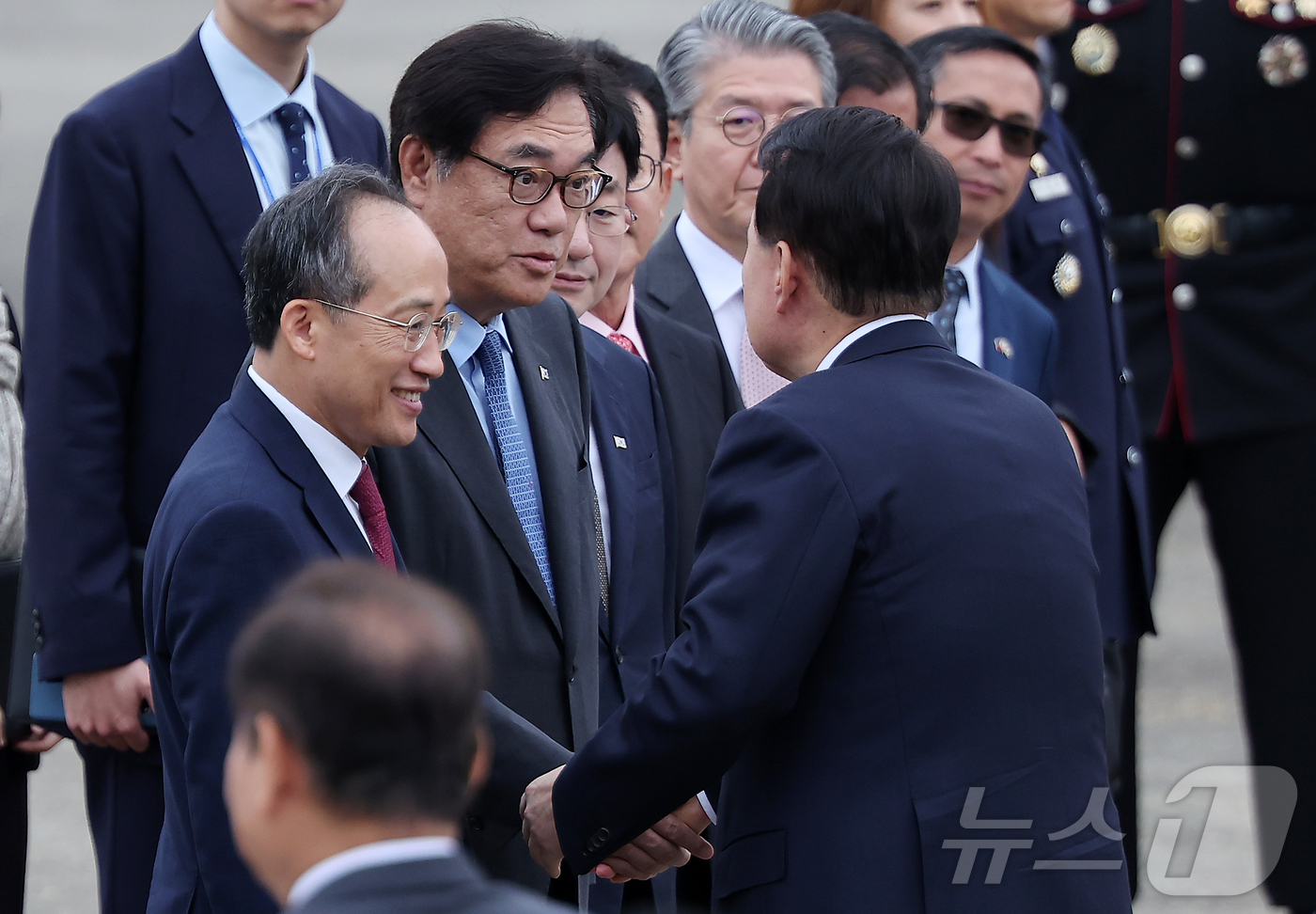 (성남=뉴스1) 김진환 기자 = 윤석열 대통령이 6일 오전 경기 성남 서울공항에서 필리핀과 싱가포르 국빈 방문과 라오스에서 열리는 한·아세안(ASEAN·동남아시아국가연합) 정상회의 …